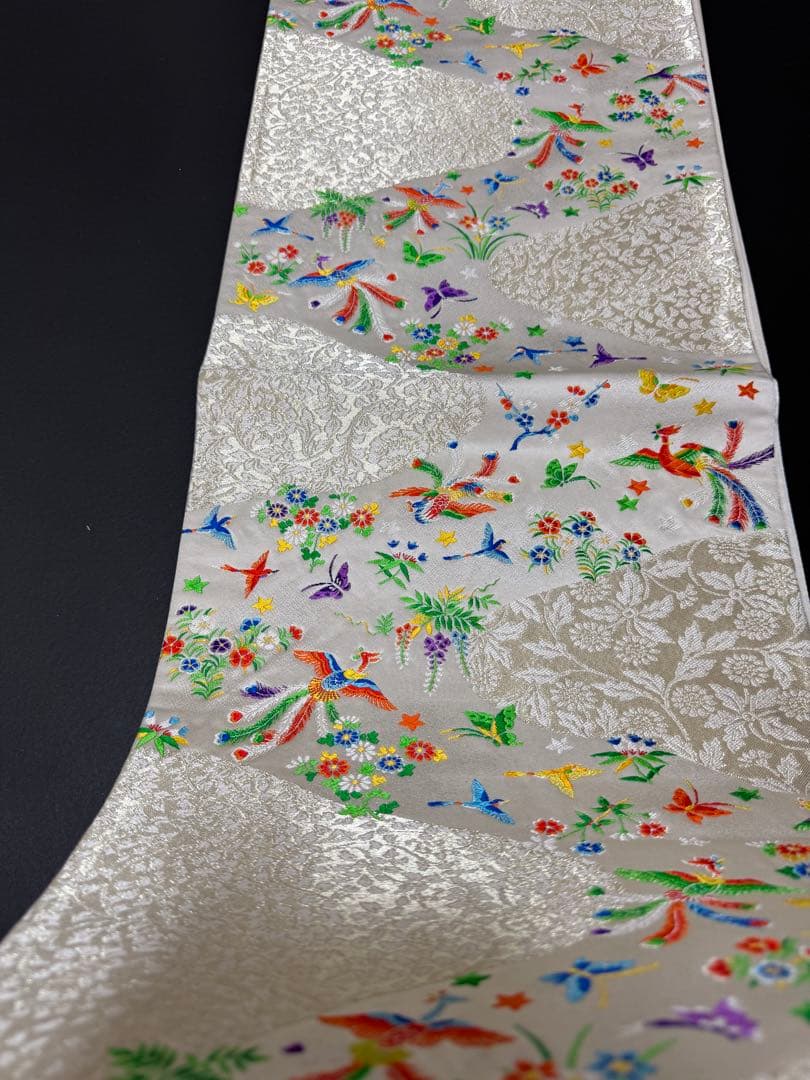 【銘品美品】西陣老舗機元「植山茂八織物」白地 唐織刺繍 紋織「花喰い鳥文図」