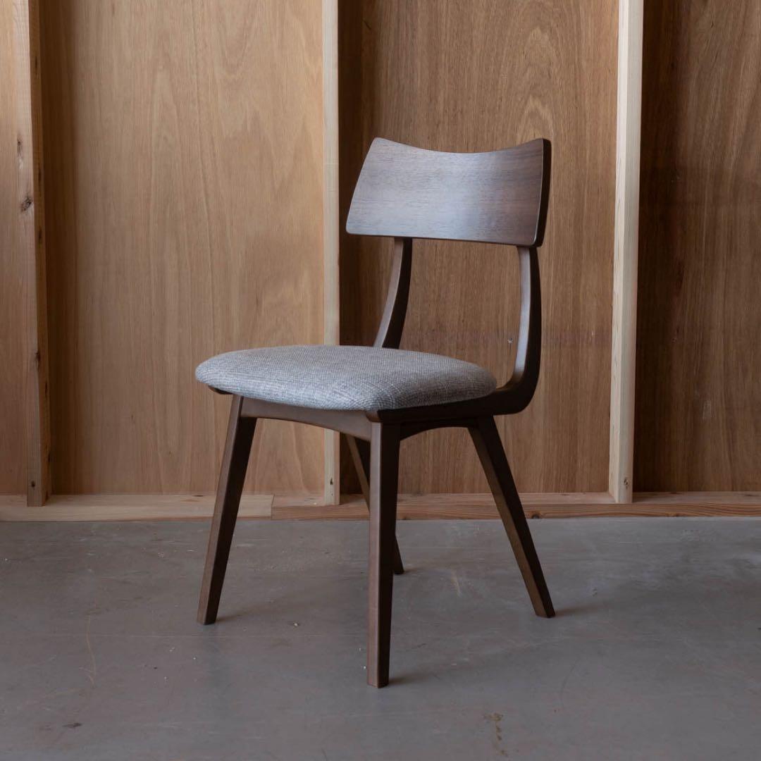 シンプルなブラウンダイニングチェア