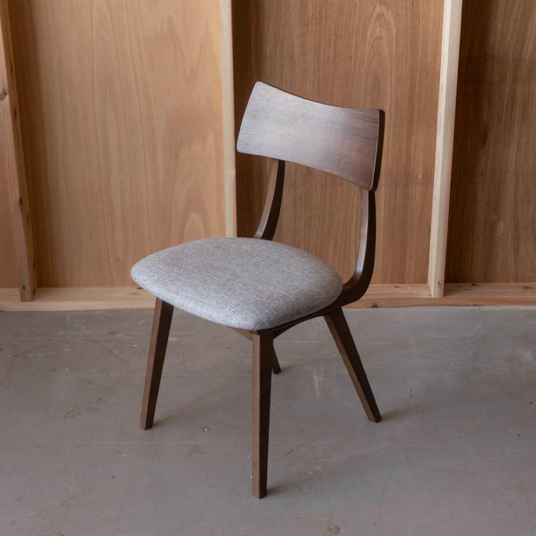 シンプルなブラウンダイニングチェア