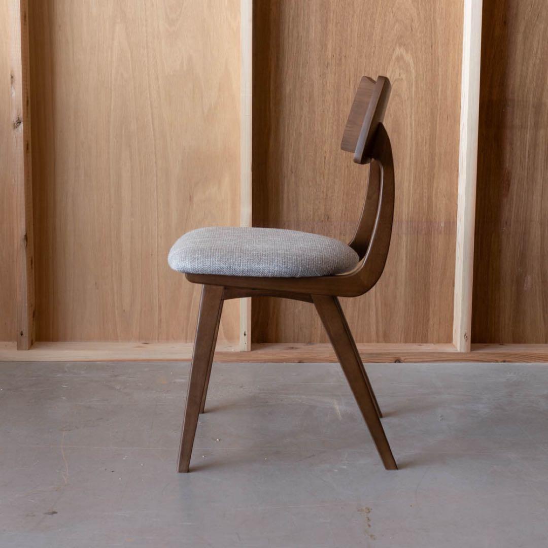 シンプルなブラウンダイニングチェア