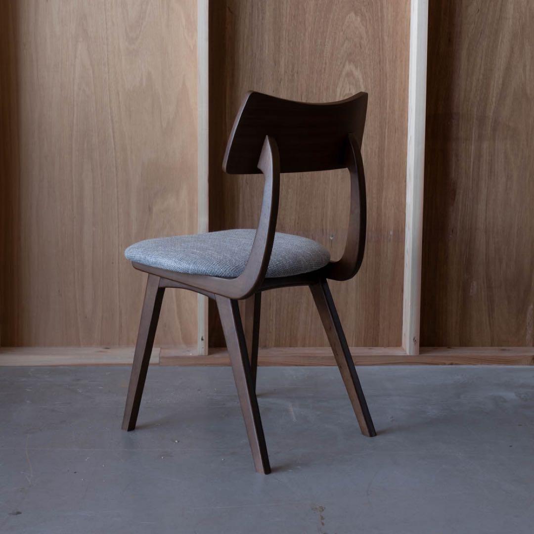 シンプルなブラウンダイニングチェア