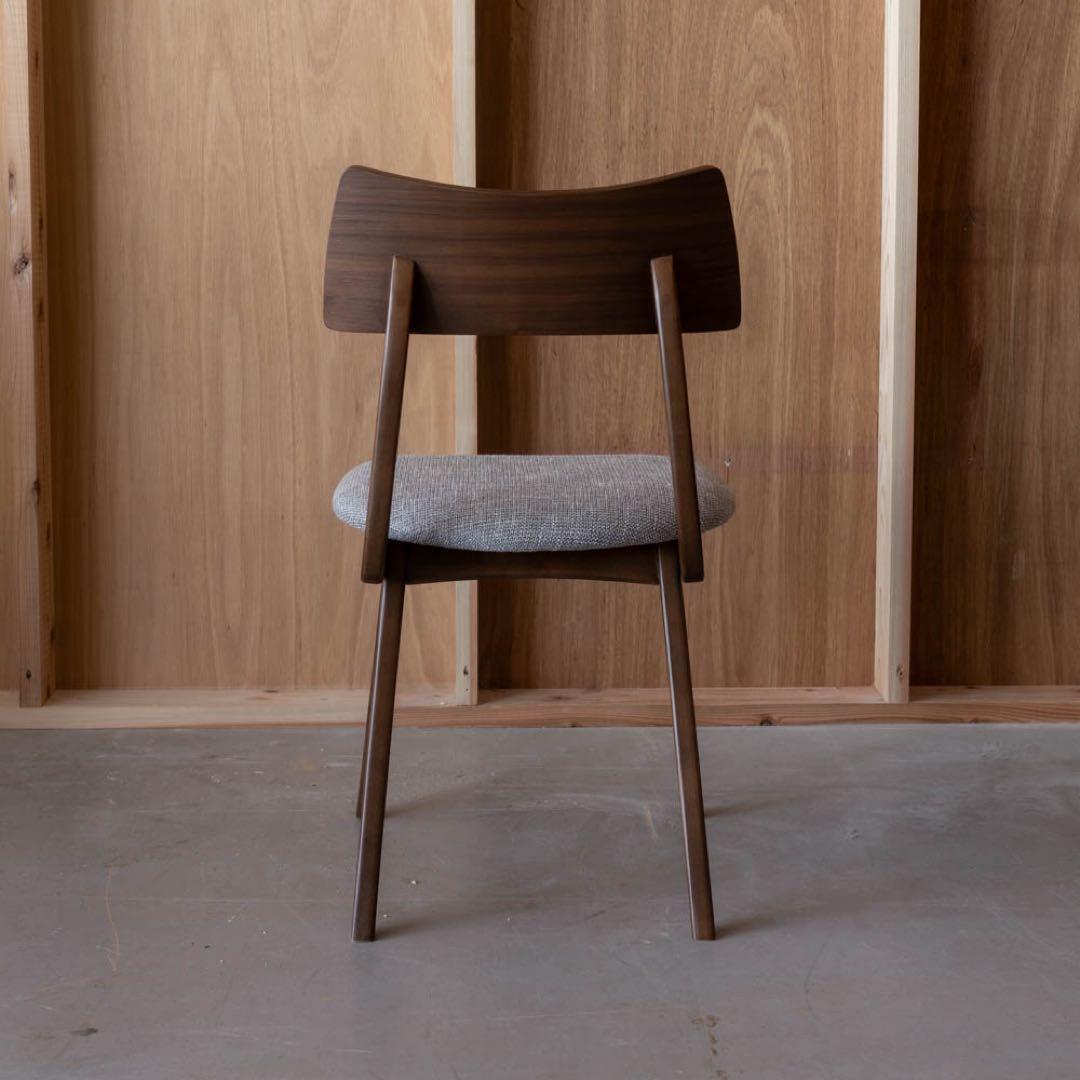 シンプルなブラウンダイニングチェア