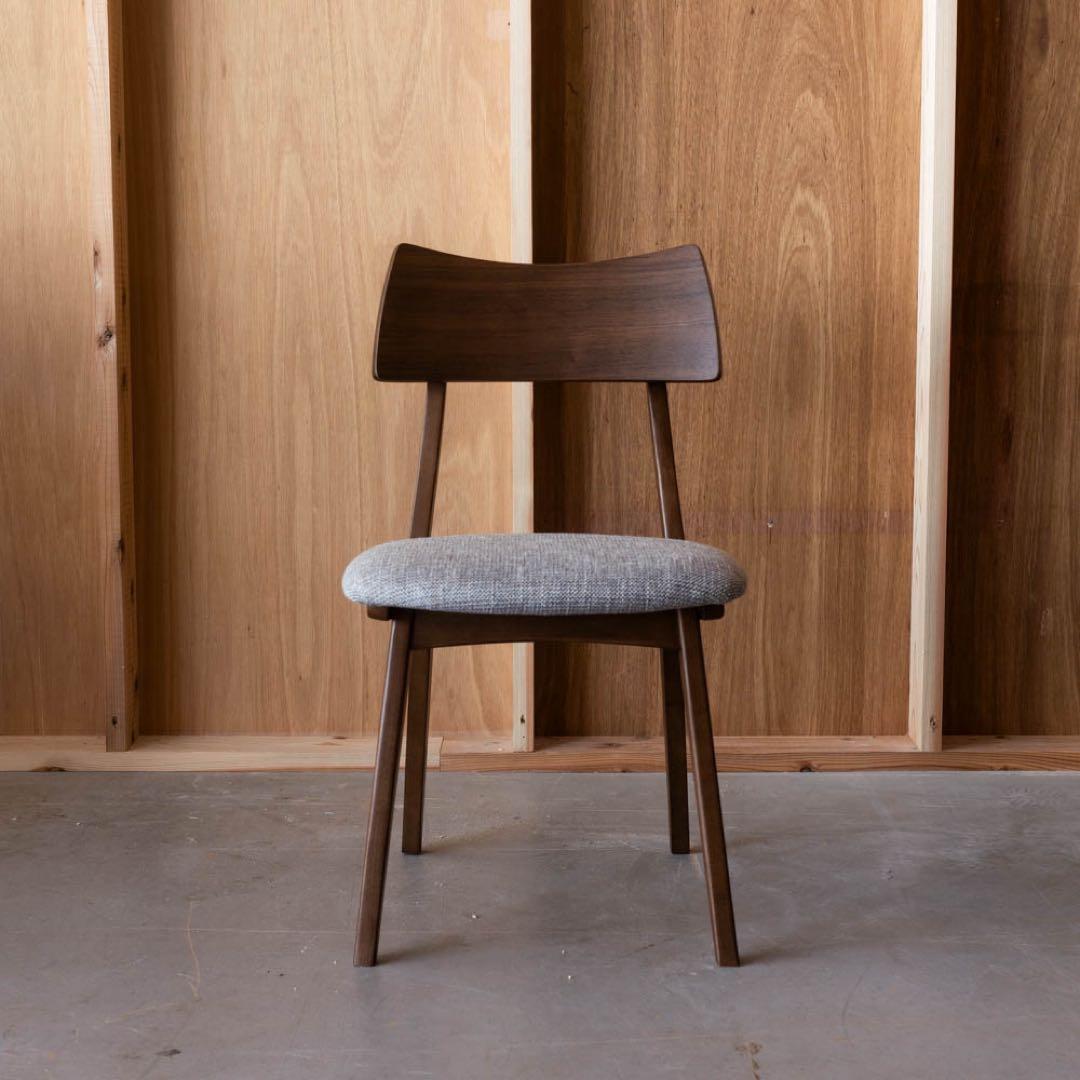 シンプルなブラウンダイニングチェア