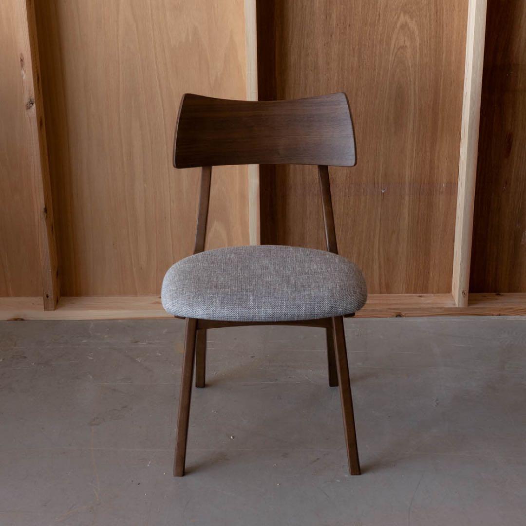 シンプルなブラウンダイニングチェア