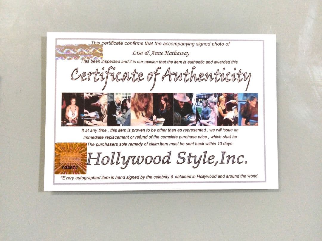 リサとアン・ハサウェイ直筆サイン入り超大型写真…