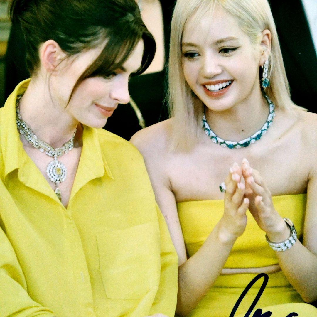 リサとアン・ハサウェイ直筆サイン入り超大型写真…