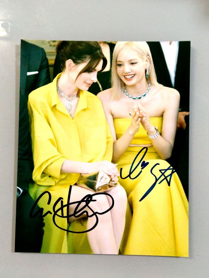 リサとアン・ハサウェイ直筆サイン入り超大型写真…