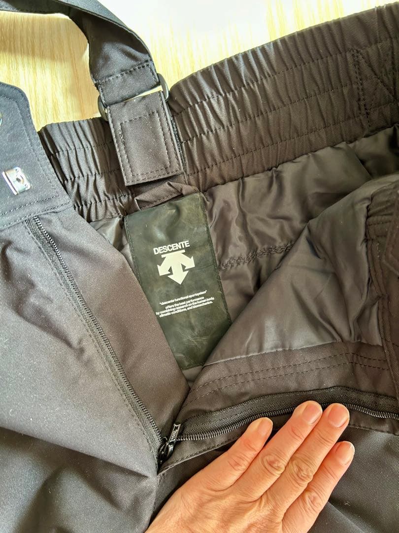 試着のみ　DESCENTE ブラック スキーウェア