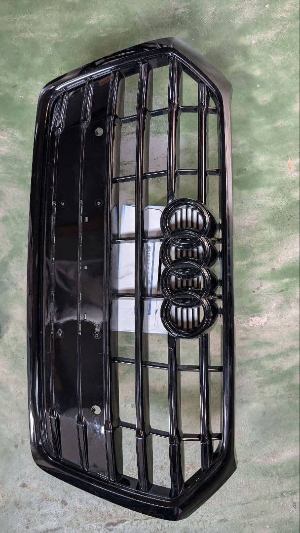 Audi Q5 　TSFIクワトロフロントグリル ブラック