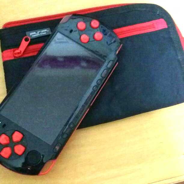 PSP 3000 赤×黒 (ケース、メモリースティック付き)