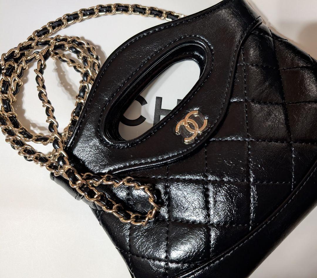 CHANEL ブラック キルティング エナメル加工バッグ
