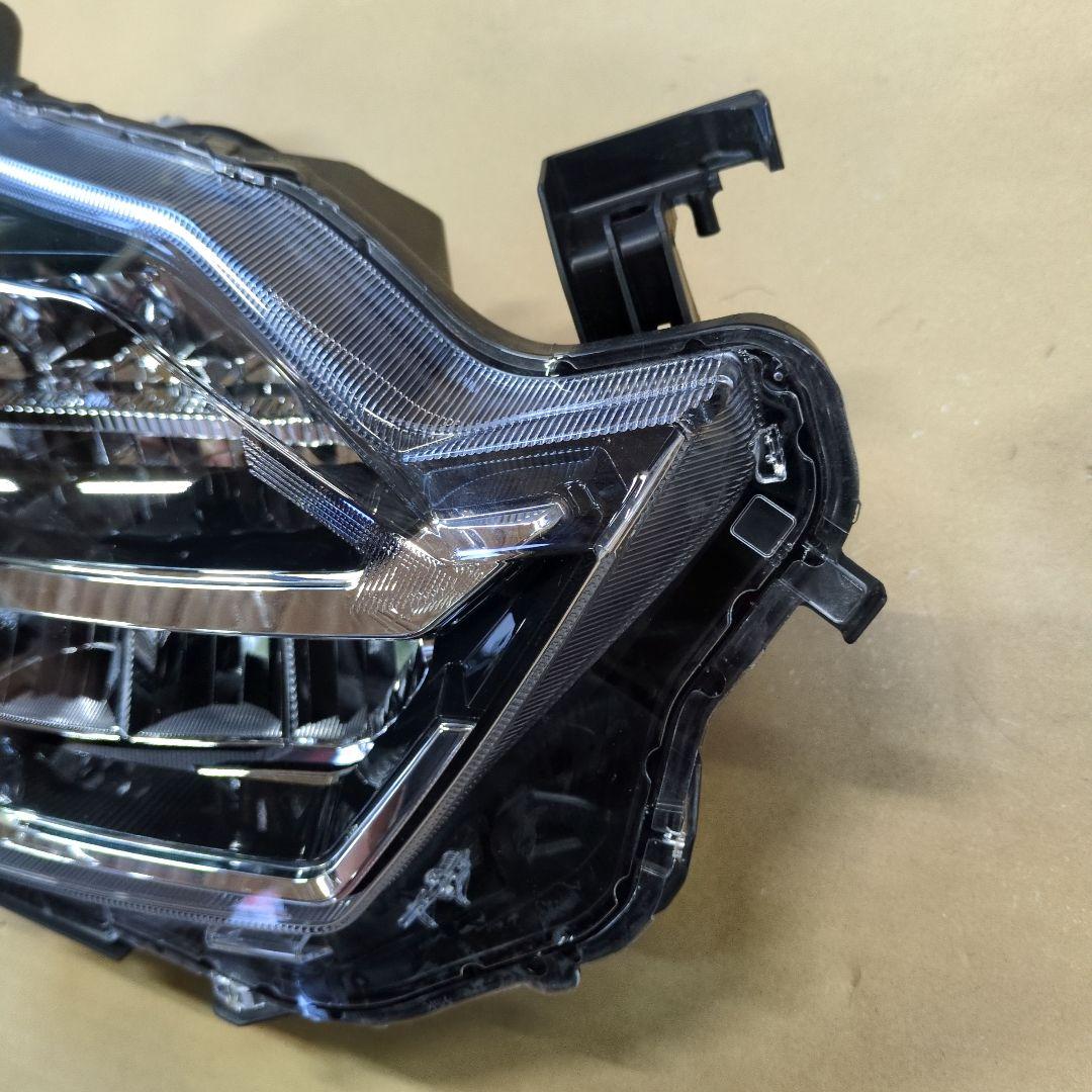 DAIHATSU　ダイハツ　ミライース　右側ヘッドランプ