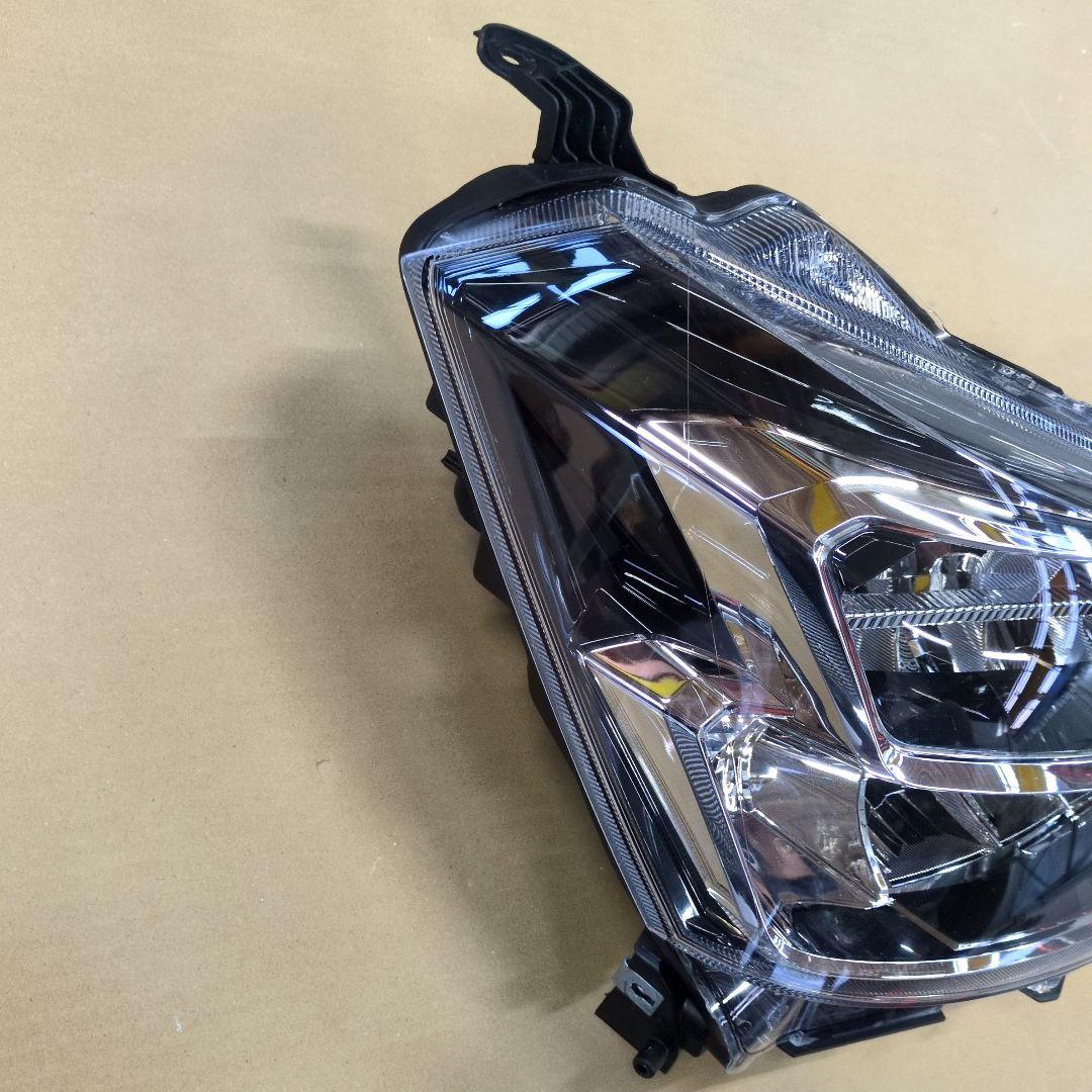 DAIHATSU　ダイハツ　ミライース　右側ヘッドランプ