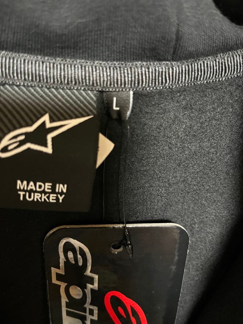 AKRAPOVICパーカーサイズL(新品)