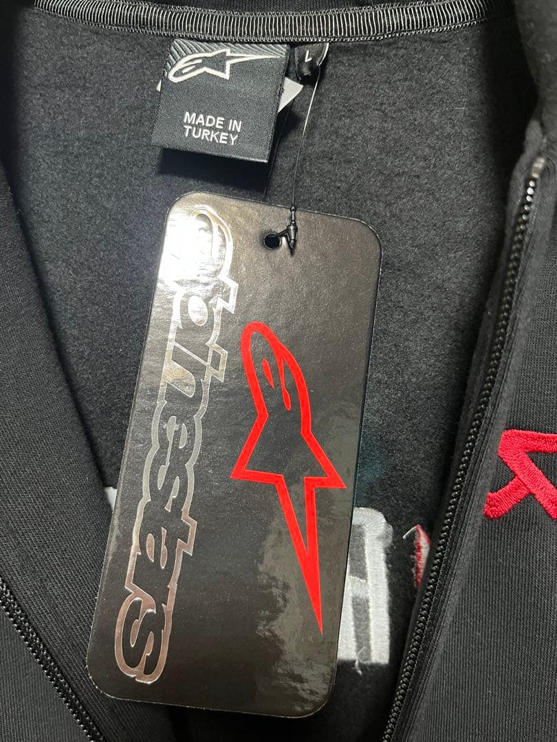 AKRAPOVICパーカーサイズL(新品)