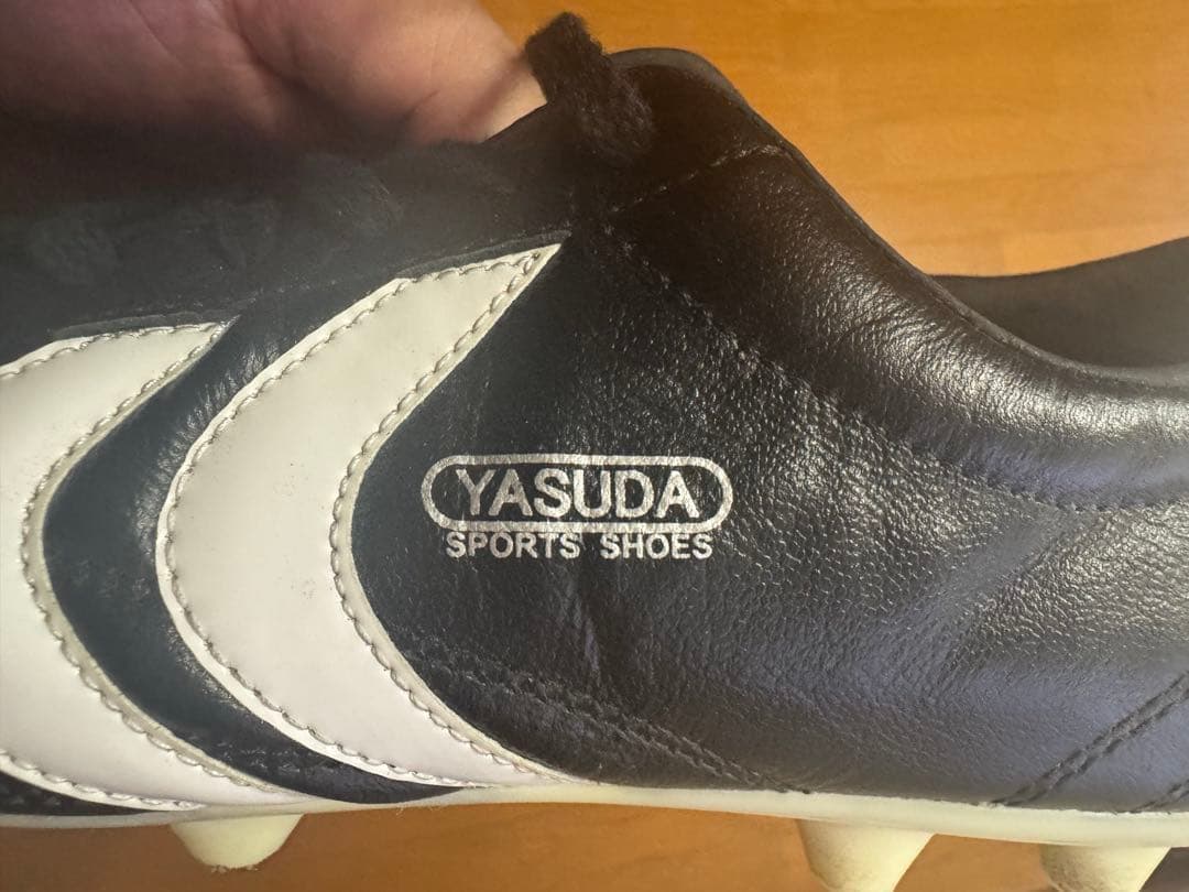 【超お買い得 】YASUDA サッカーシューズ ブラック/ホワイト　早いもの勝ち