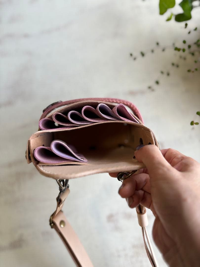 ヌメ革ナチュラル、蝶型押しピンクの大容量シザーケース