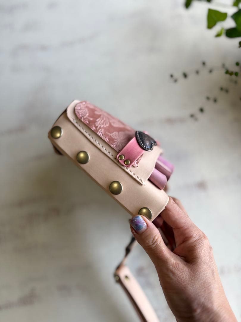 ヌメ革ナチュラル、蝶型押しピンクの大容量シザーケース