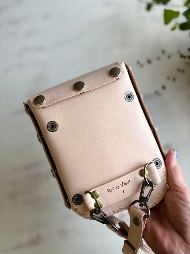 ヌメ革ナチュラル、蝶型押しピンクの大容量シザーケース