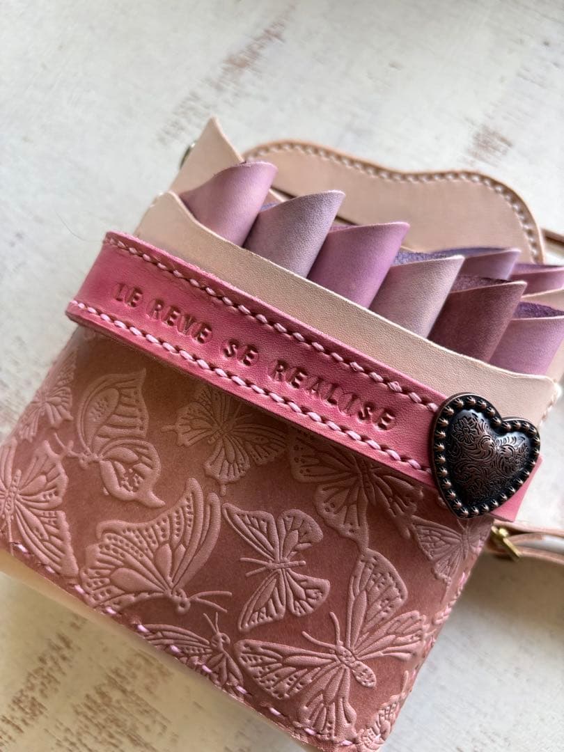 ヌメ革ナチュラル、蝶型押しピンクの大容量シザーケース