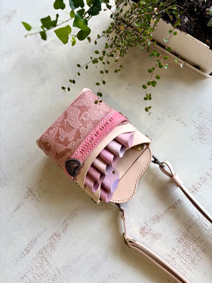 ヌメ革ナチュラル、蝶型押しピンクの大容量シザーケース