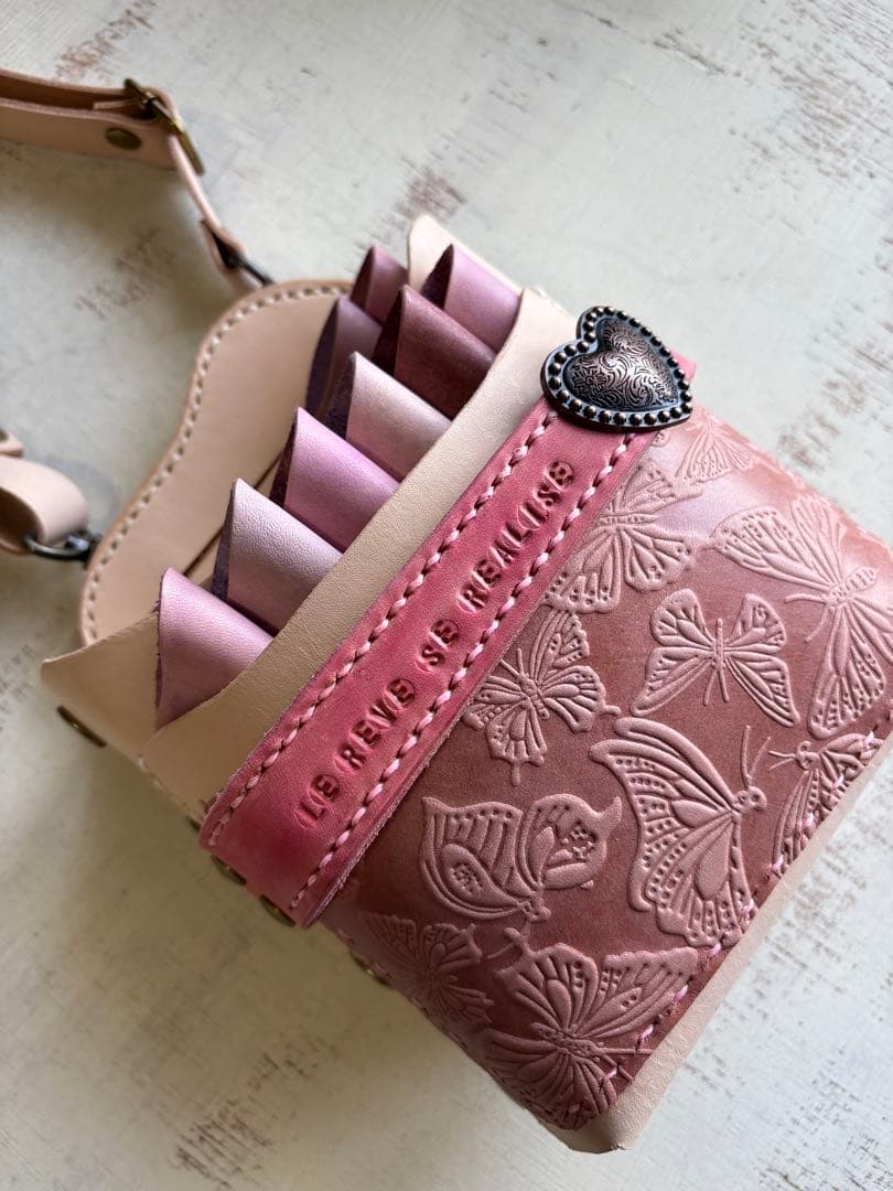 ヌメ革ナチュラル、蝶型押しピンクの大容量シザーケース