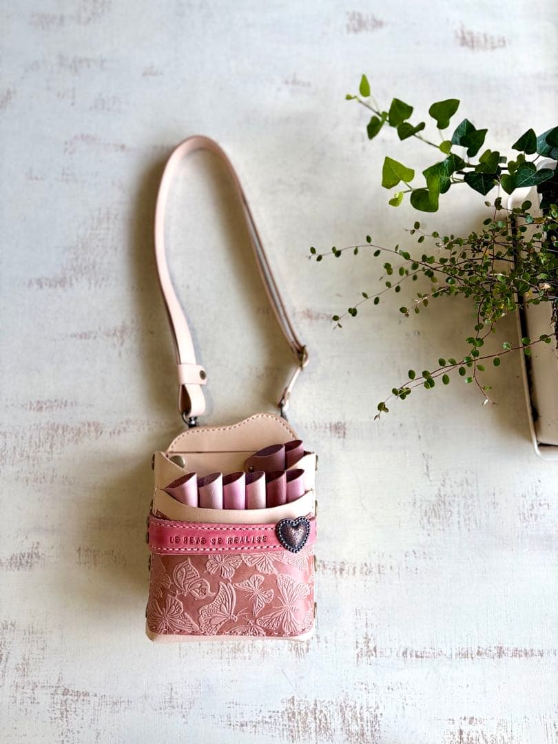 ヌメ革ナチュラル、蝶型押しピンクの大容量シザーケース