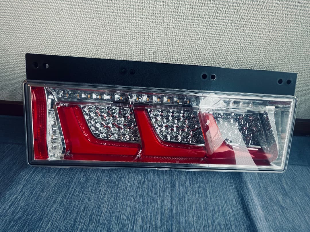 小糸3連リアコンビネーションランプ 220-11075JAPAN