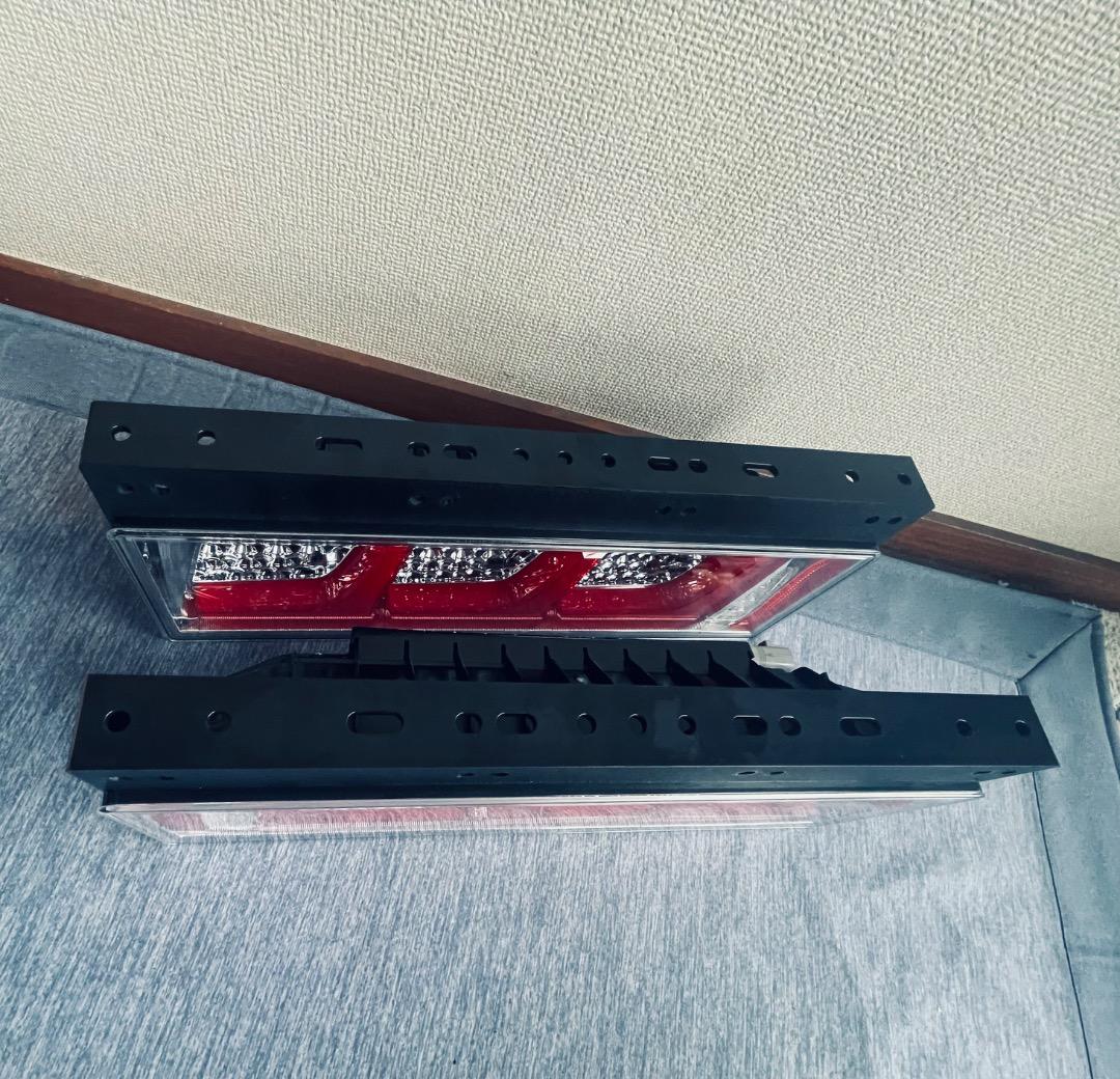 小糸3連リアコンビネーションランプ 220-11075JAPAN