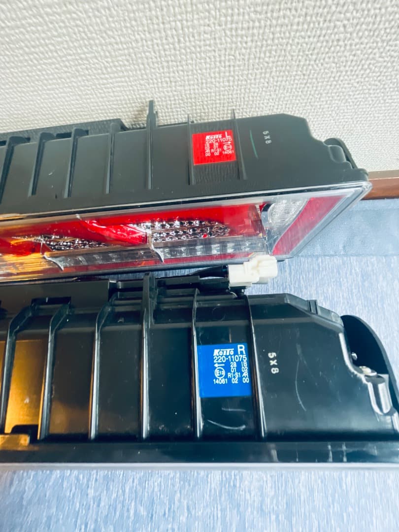 小糸3連リアコンビネーションランプ 220-11075JAPAN