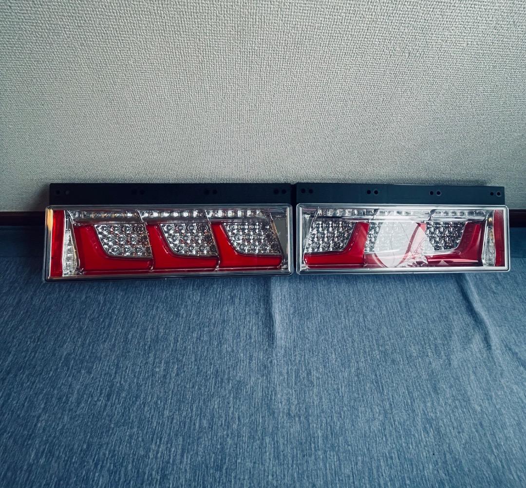 小糸3連リアコンビネーションランプ 220-11075JAPAN