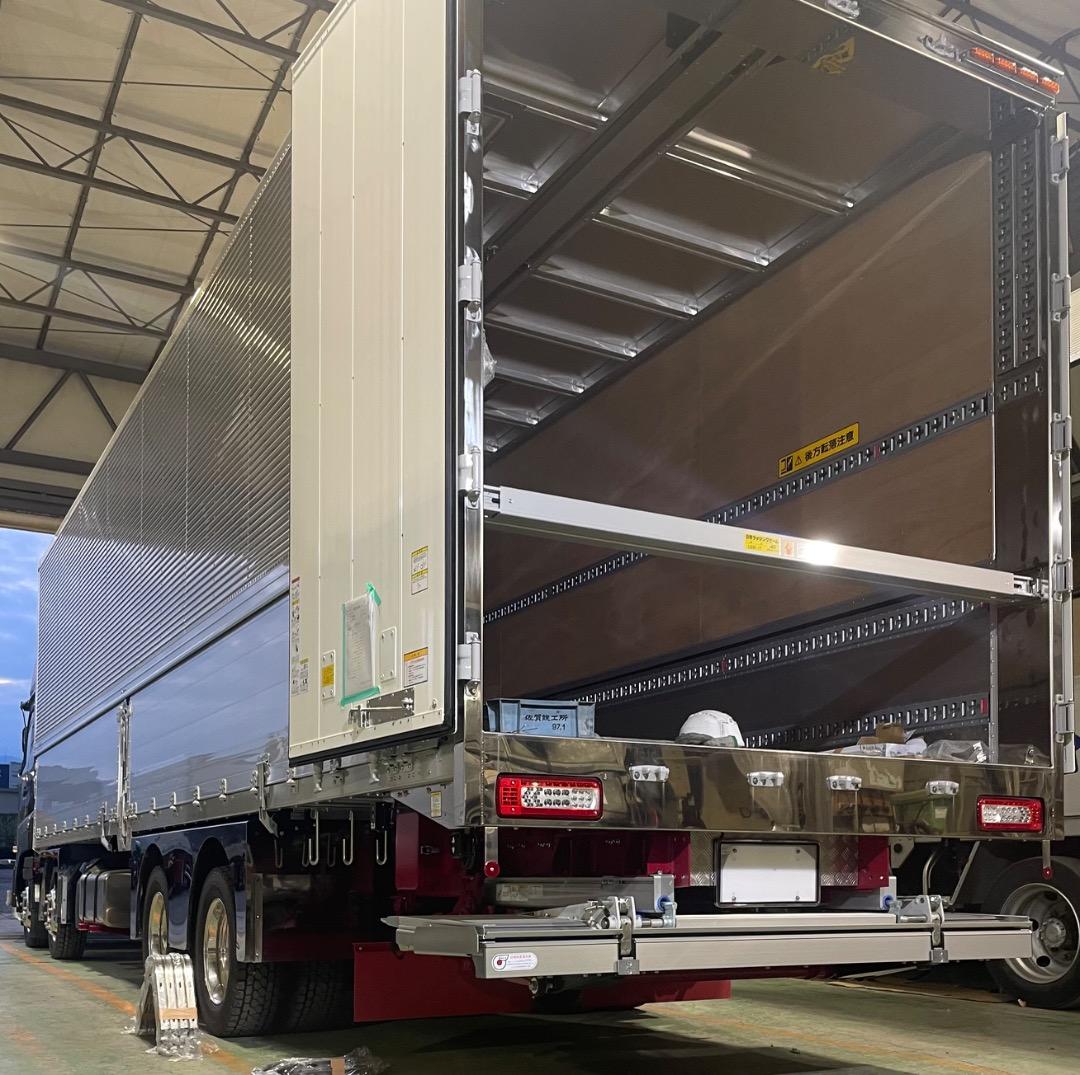 小糸3連リアコンビネーションランプ 220-11075JAPAN