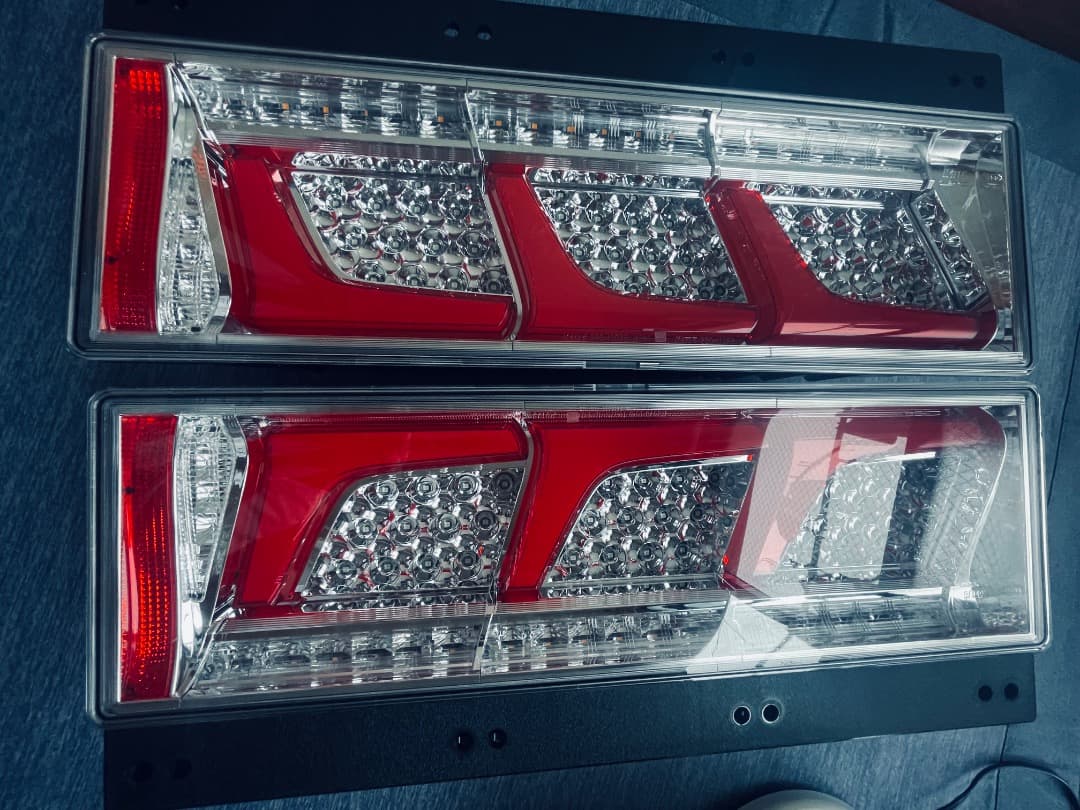 小糸3連リアコンビネーションランプ 220-11075JAPAN