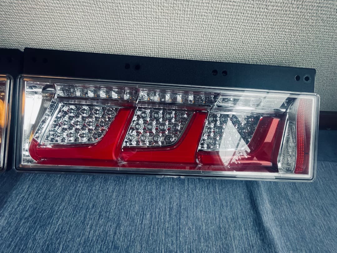 小糸3連リアコンビネーションランプ 220-11075JAPAN