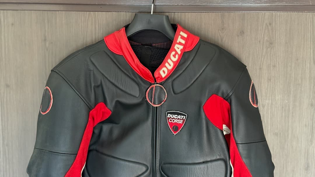 DUCATI ライディングスーツ （ブラック/レッド、サイズ52）