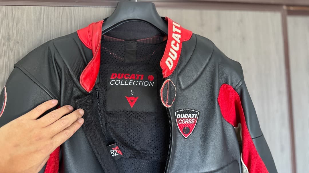 DUCATI ライディングスーツ （ブラック/レッド、サイズ52）