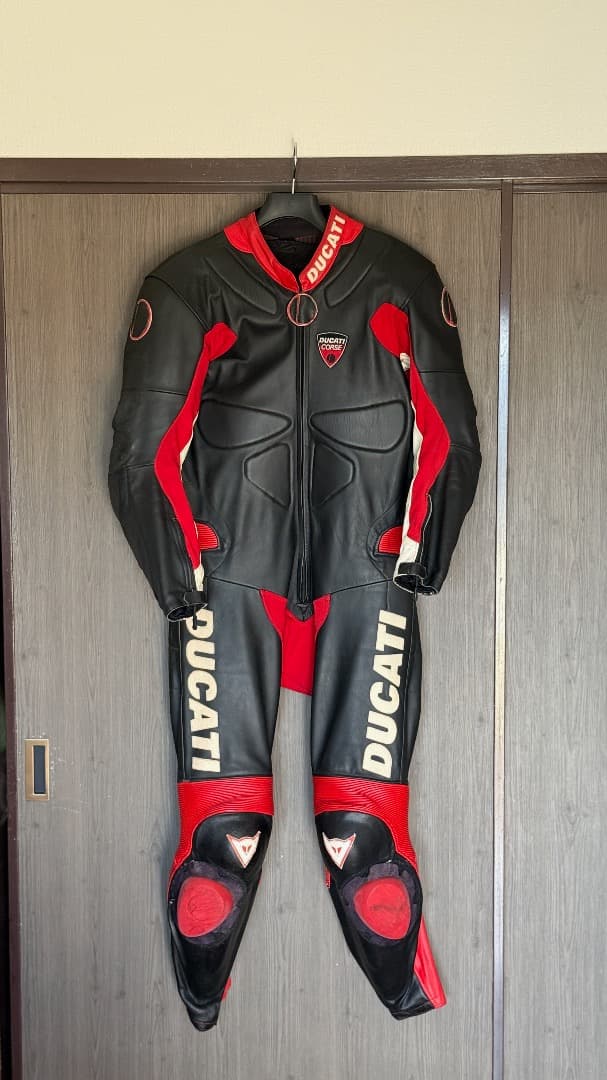 DUCATI ライディングスーツ （ブラック/レッド、サイズ52）