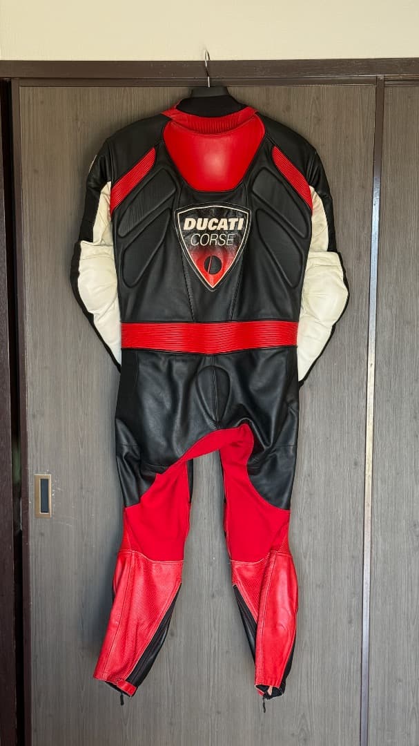 DUCATI ライディングスーツ （ブラック/レッド、サイズ52）