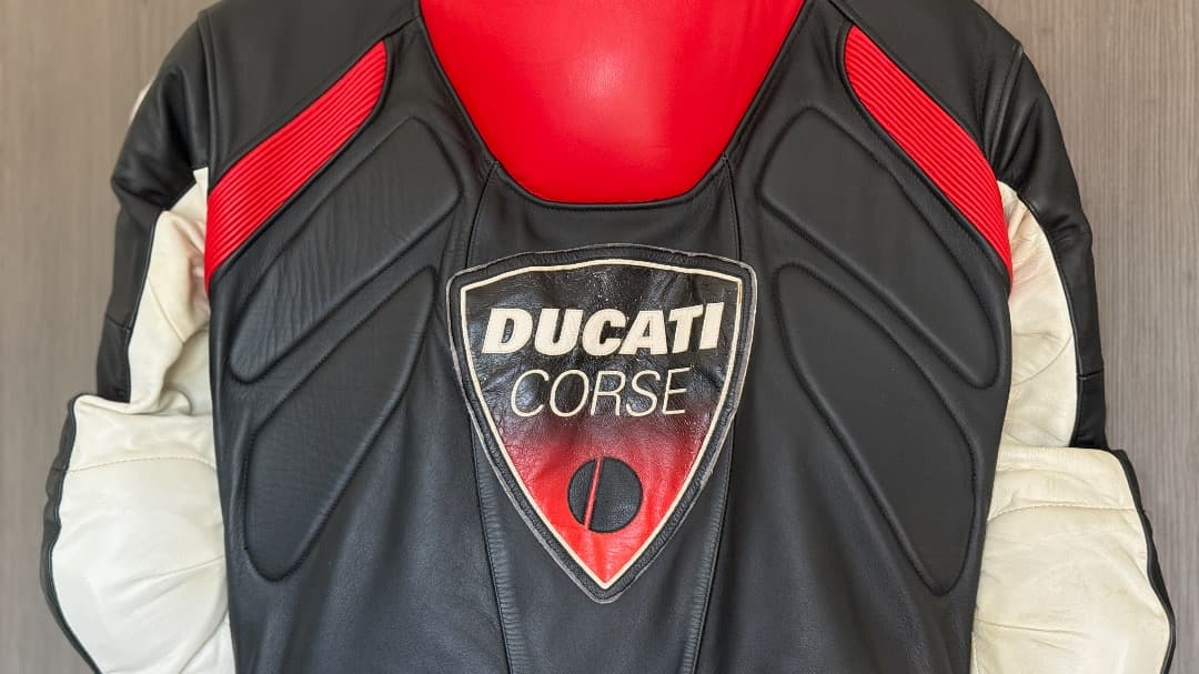 DUCATI ライディングスーツ （ブラック/レッド、サイズ52）