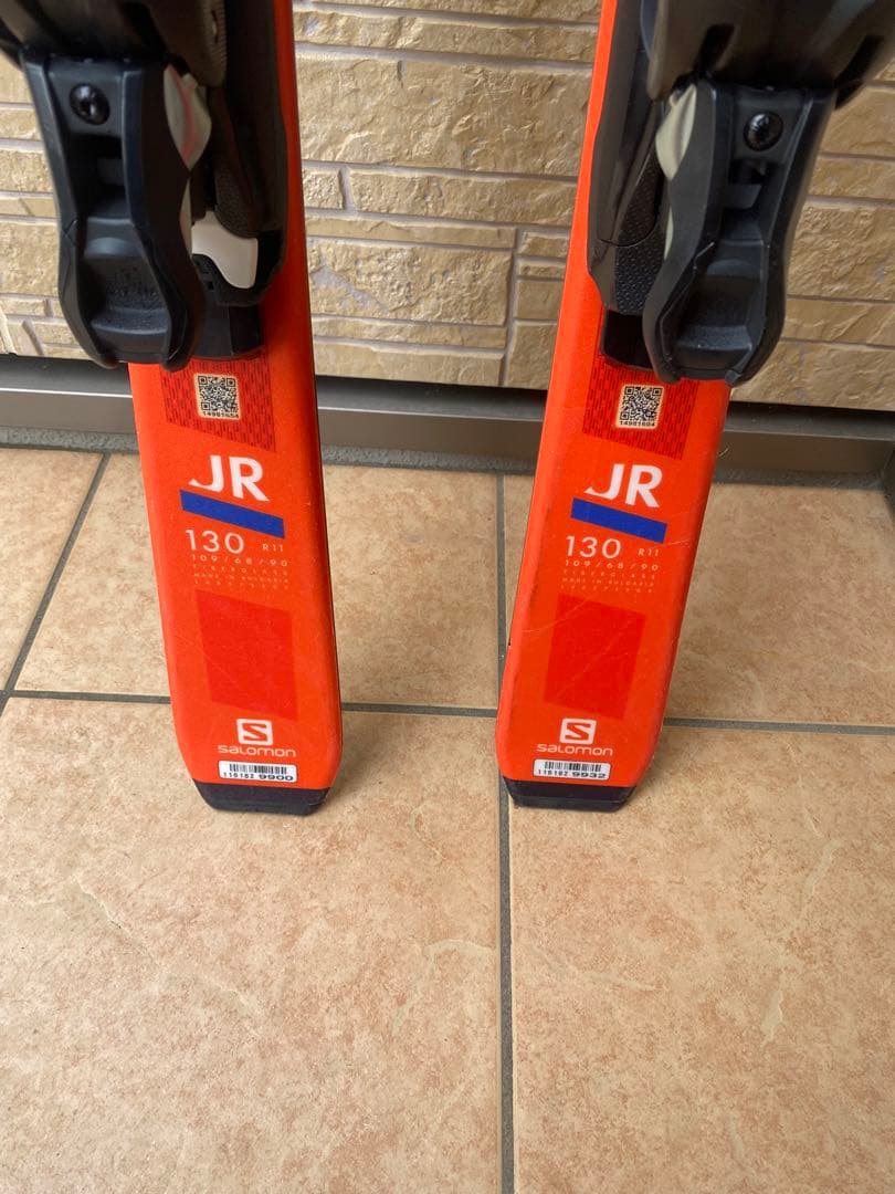 スキー学習に、Salomonスキー板130とストック90セット　サロモンジュニア