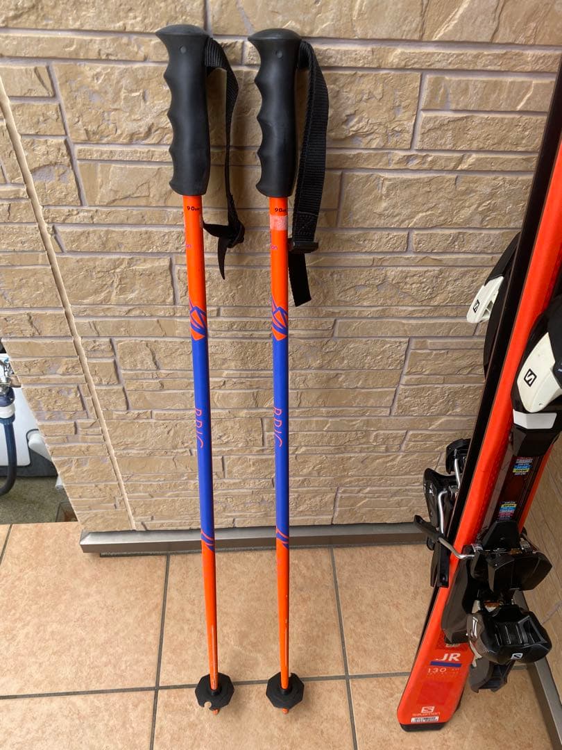 スキー学習に、Salomonスキー板130とストック90セット　サロモンジュニア