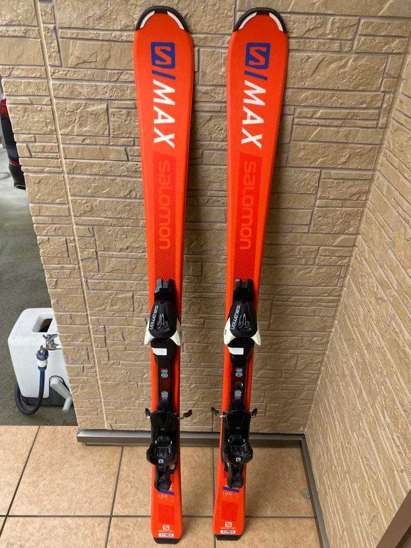 スキー学習に、Salomonスキー板130とストック90セット　サロモンジュニア