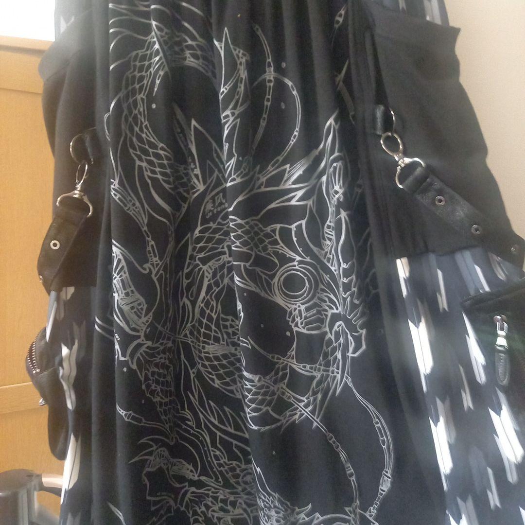 ドラゴンプリントのカジュアルサロペット