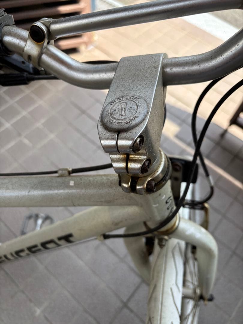 PEUGEOT クロスバイク ホワイトタイヤ VADERサドル