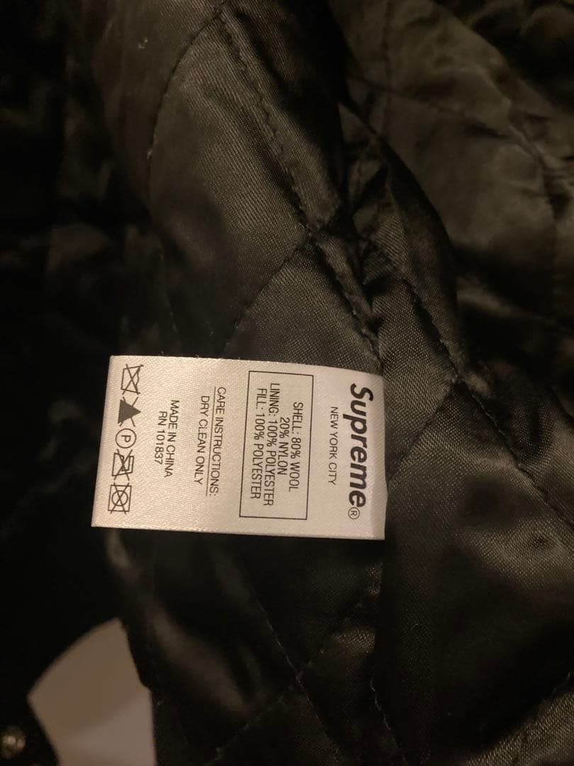 希少 L シュプリームSupreme デルタ ロゴ スタジャン バーシティ