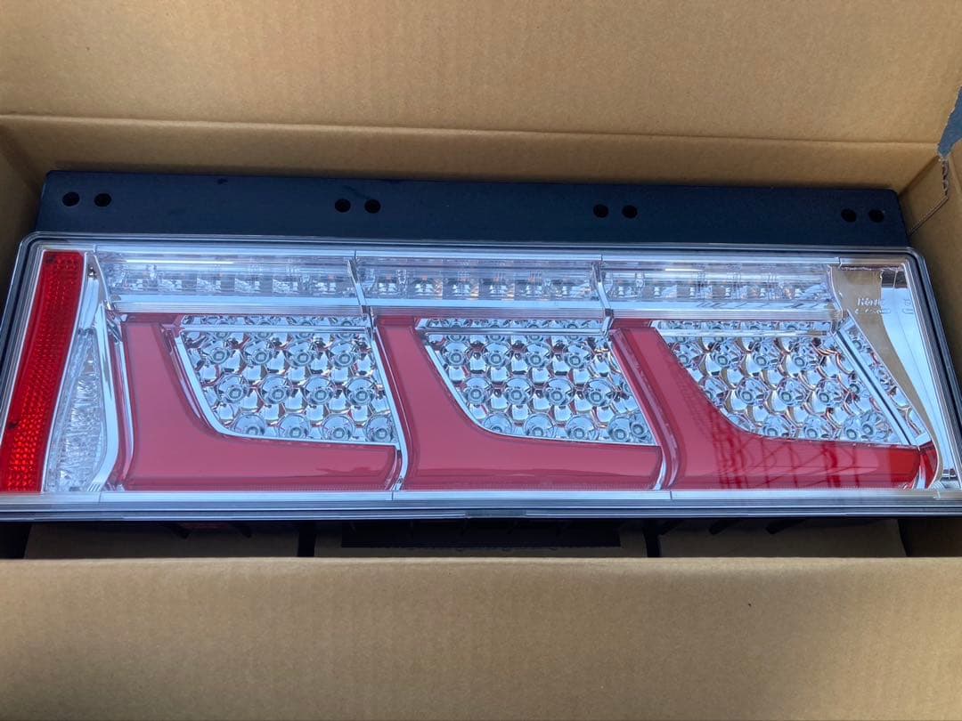 小糸　テールランプ　左右　LED　新車外し