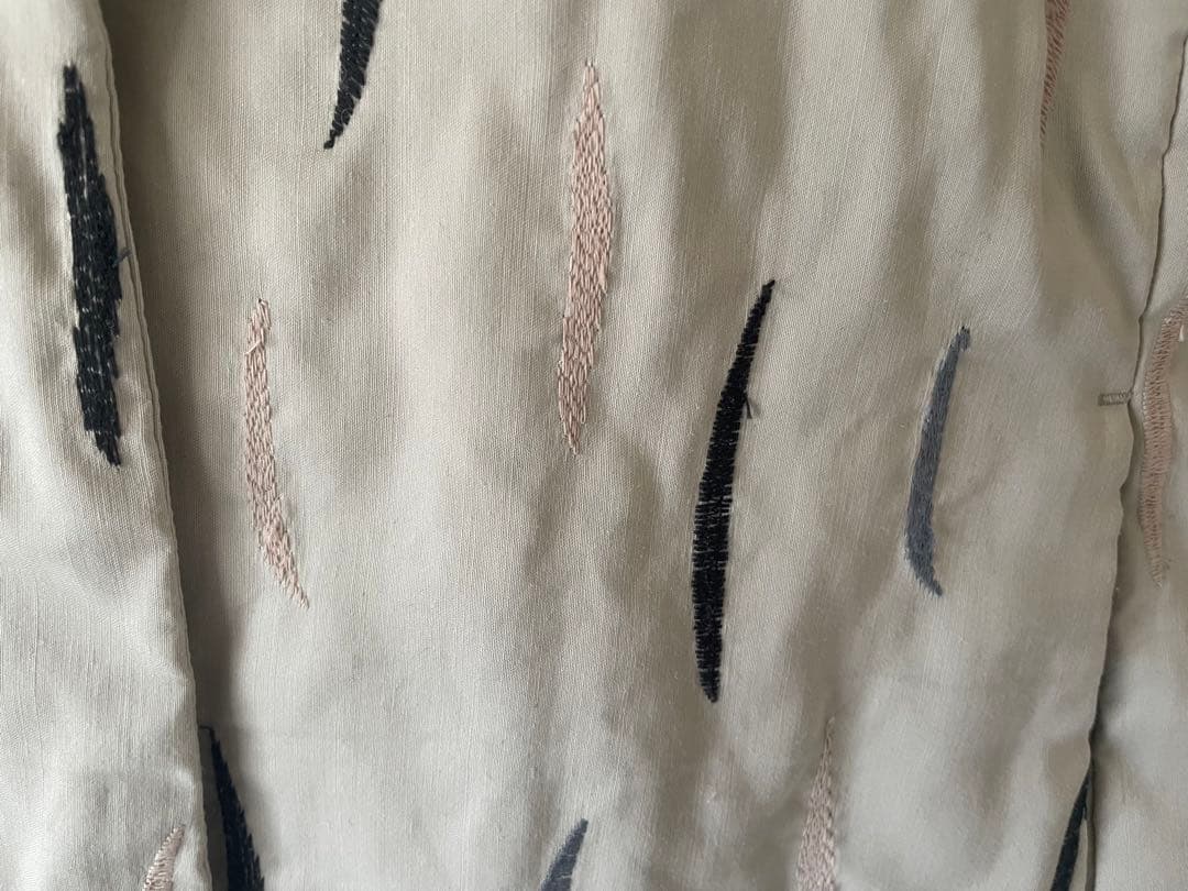 サリースコット　ダウンベスト　猫の爪跡　刺繍　Ｌ