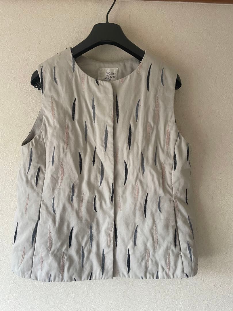 サリースコット　ダウンベスト　猫の爪跡　刺繍　Ｌ