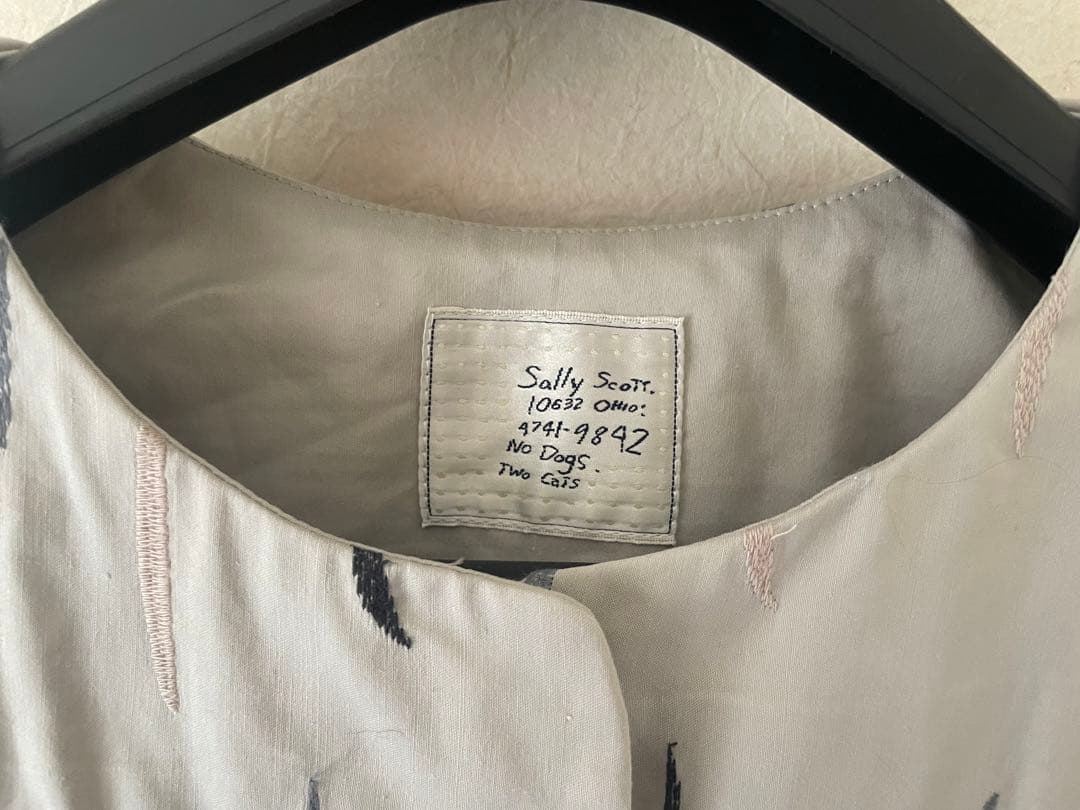 サリースコット　ダウンベスト　猫の爪跡　刺繍　Ｌ