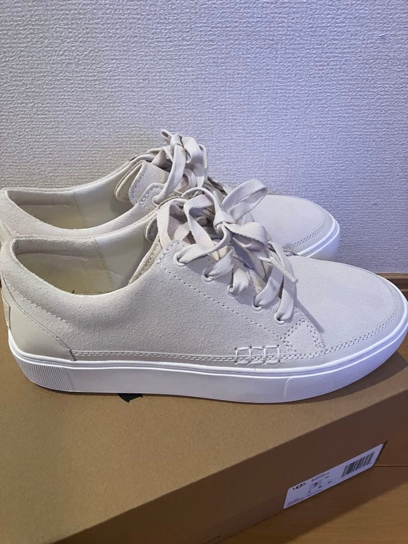 新品　UGG ジロレースアップ　白24cm